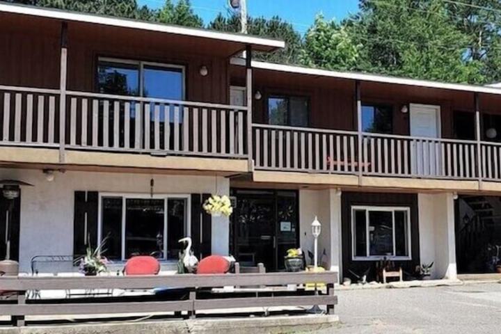 Lakeshore Motel Ice Lake