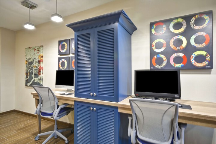 Business Center 24 of 25