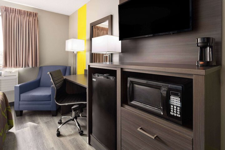 Super 8 by Wyndham Burnham / Lewistown