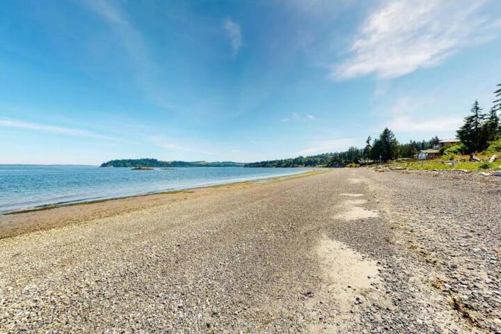 Puget Sound Chic Romantic Cottage with Private Beach Access & Gated Entry