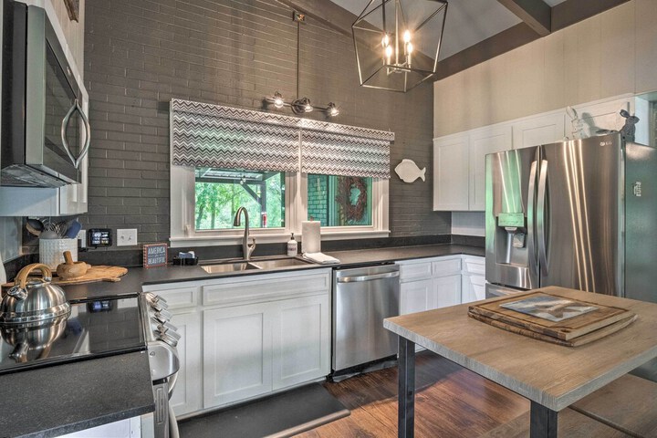 Chic Family-friendly Home With Outdoor Oasis!