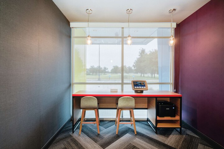 Business Center 36 of 36