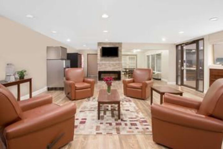 Super 8 by Wyndham Brook Park / Cleveland