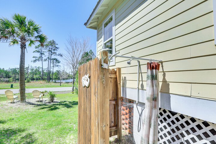 Lovely Carrabelle Home w / Lake Views & Pool Access