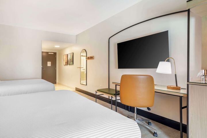 Room 52 of 104