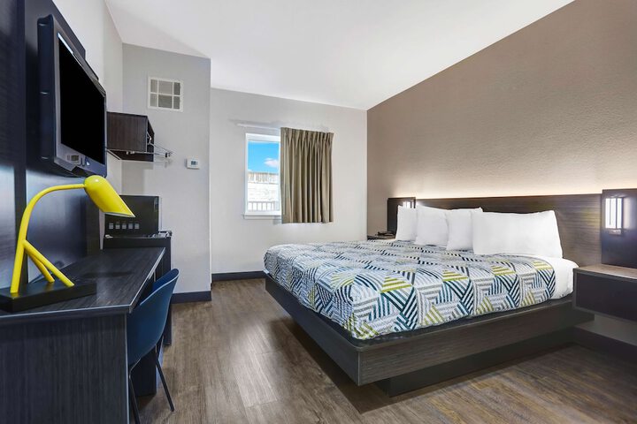 Room 32 of 41