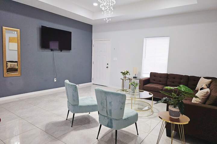 Beautiful Apartment 9 min to Mercedes Outlets
