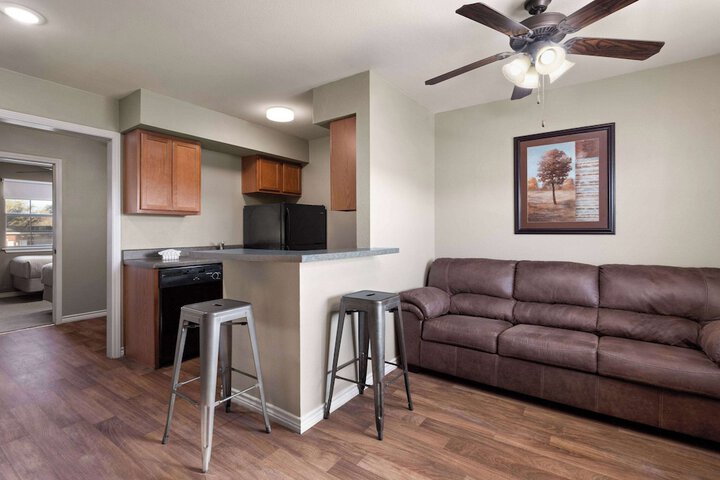 Eagles Den Suites Kenedy a Travelodge by Wyndham