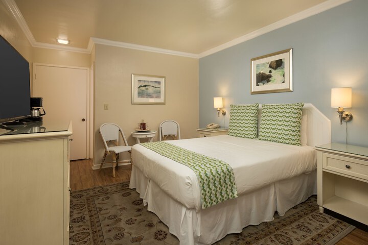 Room 10 of 32