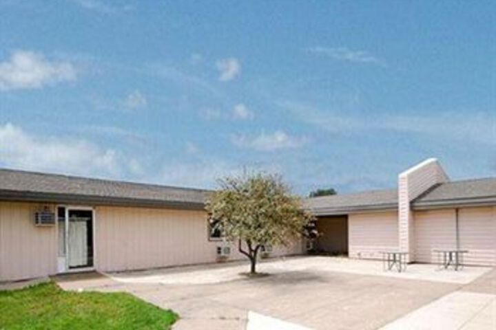 Econo Lodge Inn & Suites