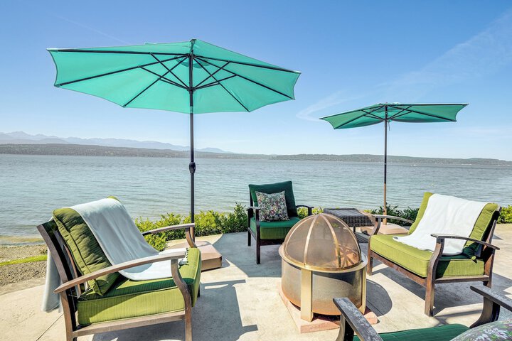 Bayfront Home w / Private Beach in Poulsbo!