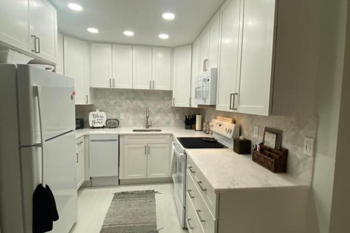 Closest 1BR to Vanderbilt Beach full kitchen with dishwasher, ALL NEW!