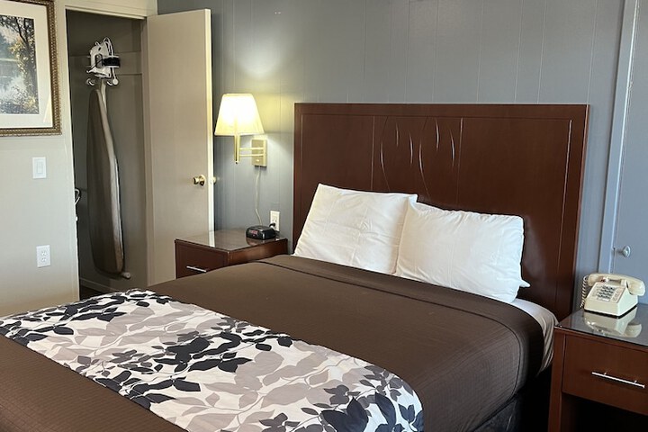 Room 12 of 24