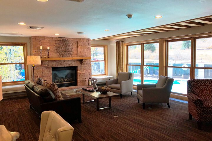 Lounge 50 of 52