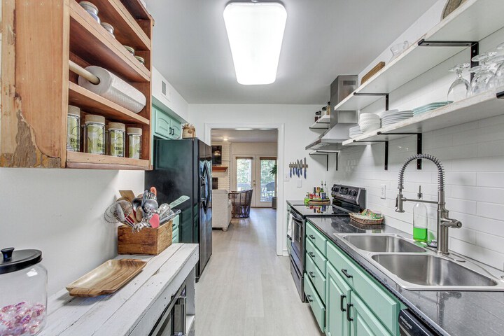 Inviting Home w / Golf Course View in Diamondhead!