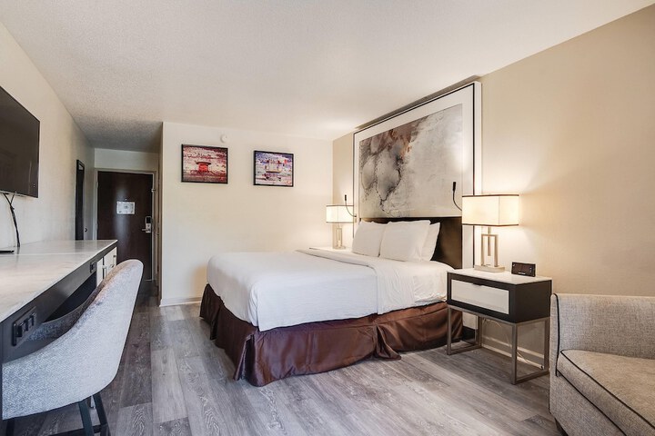 Cottonwood Suites Savannah Hotel & Conference Center