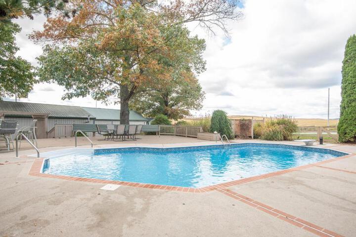 Cozy Cow Homestead with pool!