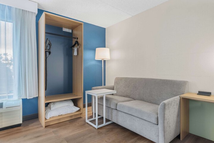 Room 13 of 34