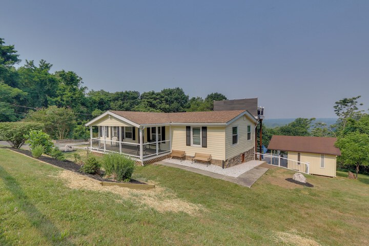 Harpers Ferry Home w / Private Pool & Hot Tub!