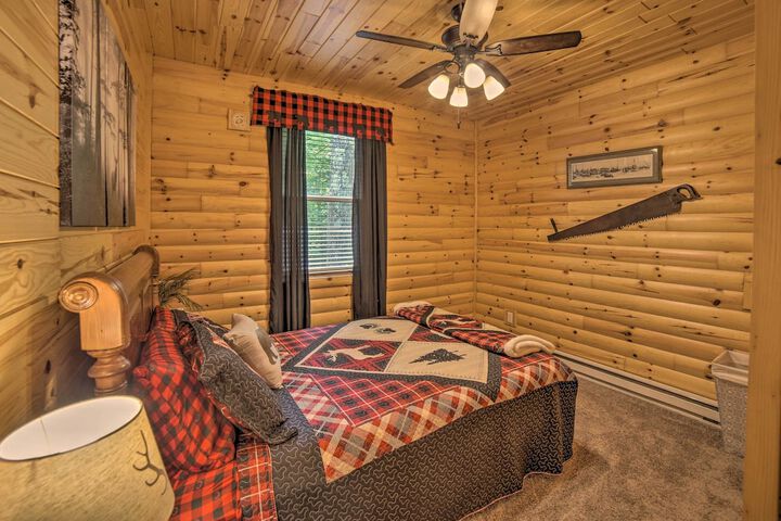 Updated Manistique Log Cabin Yard & Fire Pit