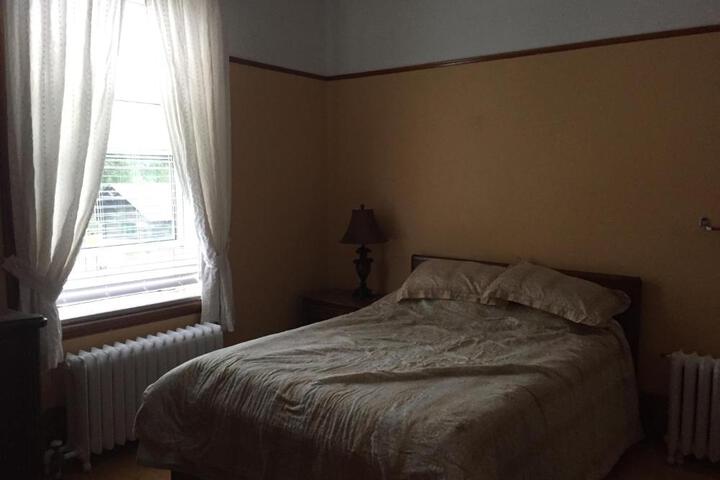 Le Petit Château Montebello B & B