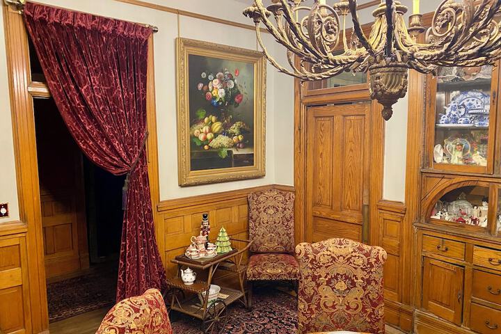 Vineyard Mansion & Carriage House Bed & Breakfast