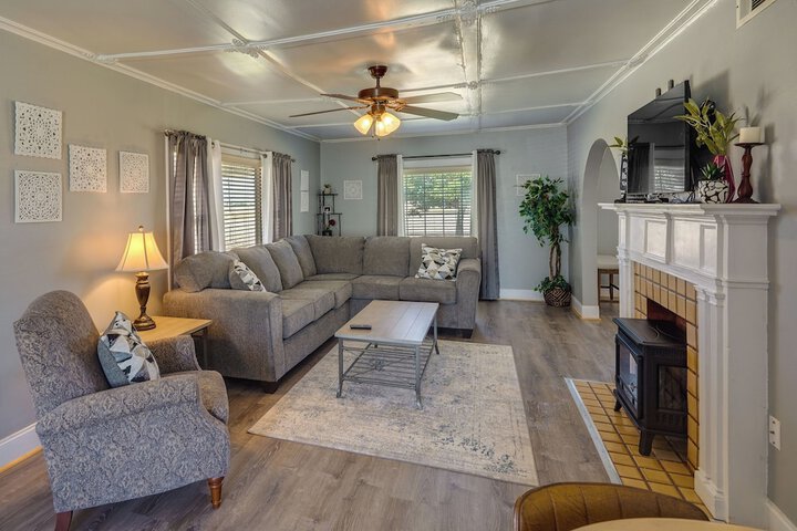 Lamesa Vacation Rental w / Covered Patio & Fire Pit