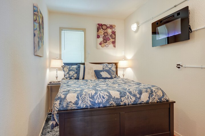 Waterfront Coos Bay Retreat w / Kayaks!
