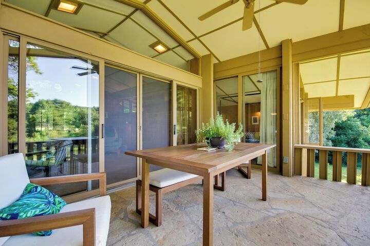 Tranquil Mid-century Modern Cottage w / Forest View