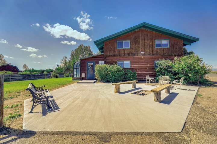 Spacious Pinedale Home w / Mountain Range View
