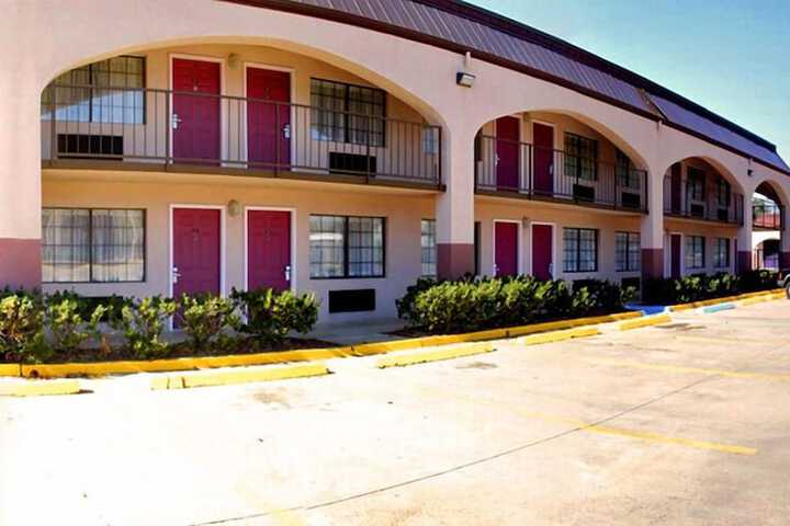 Days Inn & Suites by Wyndham Starkville