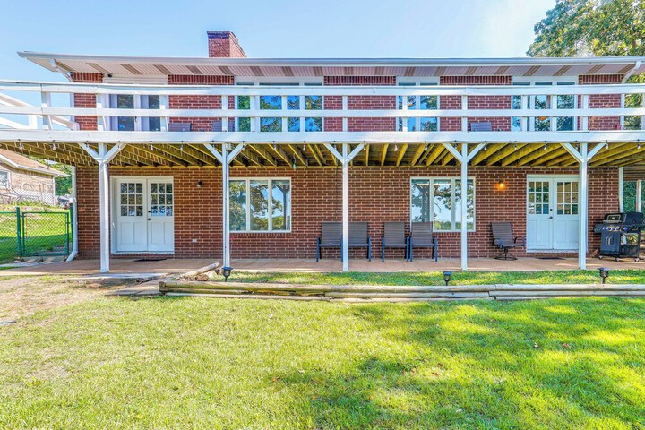 Lakefront Arkansas Escape w / Grill Dock & Kayaks!
