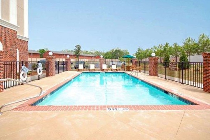 Comfort Suites Flowood - Jackson Airport (must meet transportation requirement)