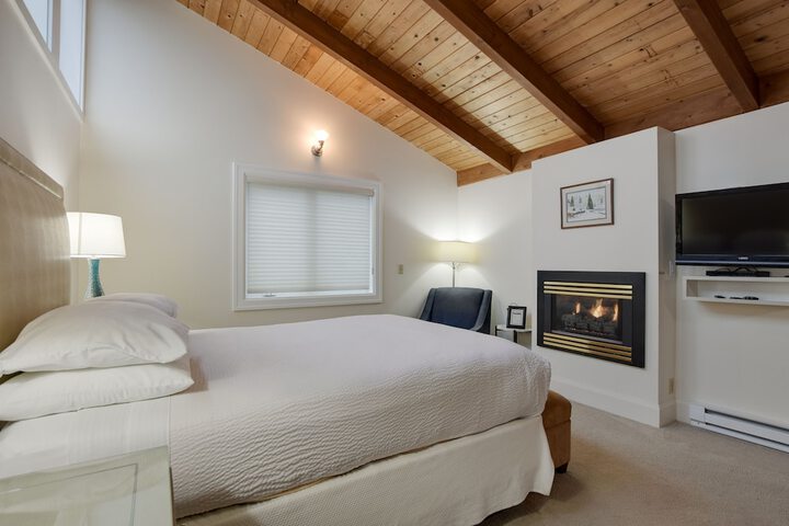 The Waves / The Argonauta Inn/The White Heron Lodge