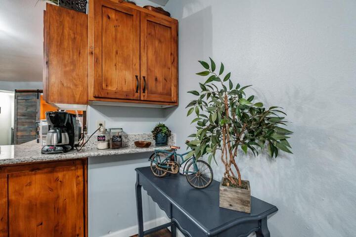 Beautiful Country Apartment AC, Pickleball, Billiards, Playground, Gardens