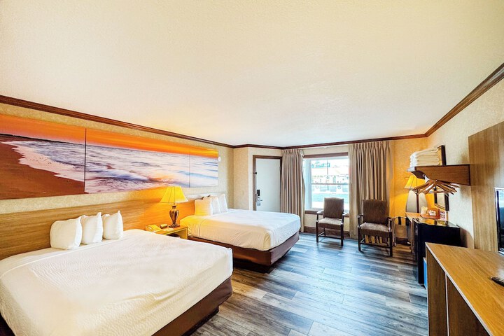 Days Inn by Wyndham Mackinaw City - Lakeview