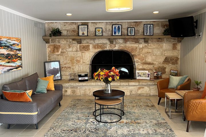 Sunday House Inn and Suites