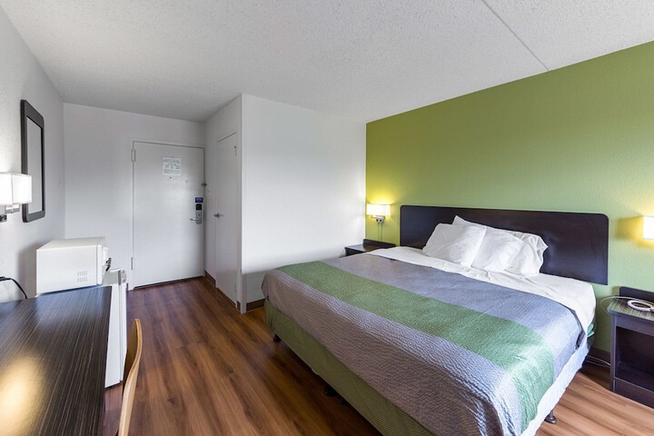 Motel 6 Warminster PA