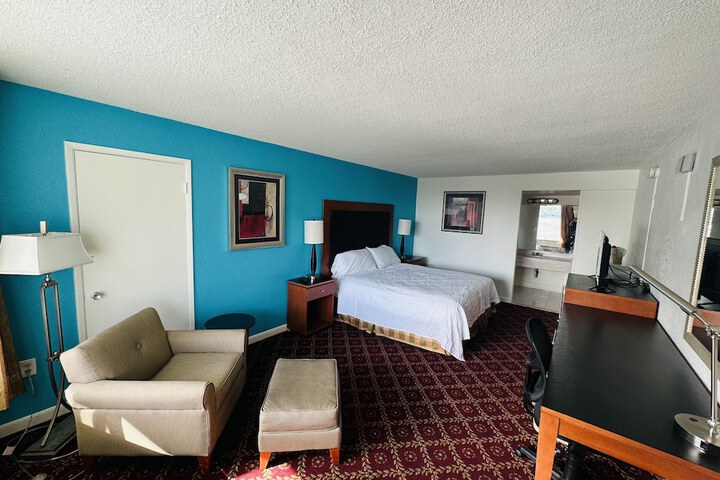 Room 17 of 33