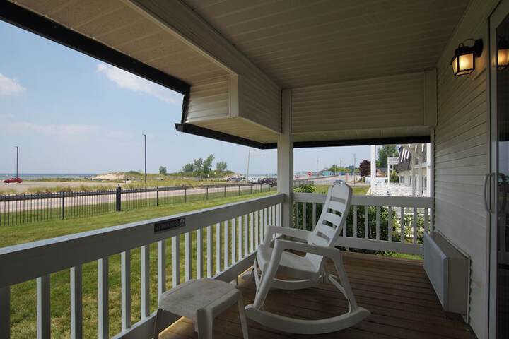 Snyders Shoreline Inn