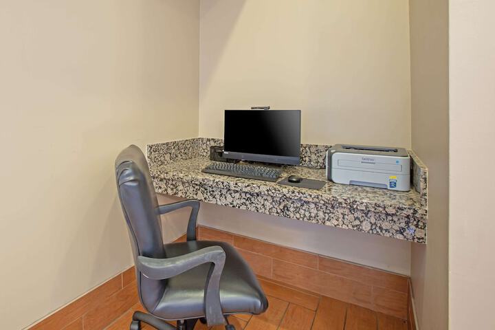 Business Center 63 of 66