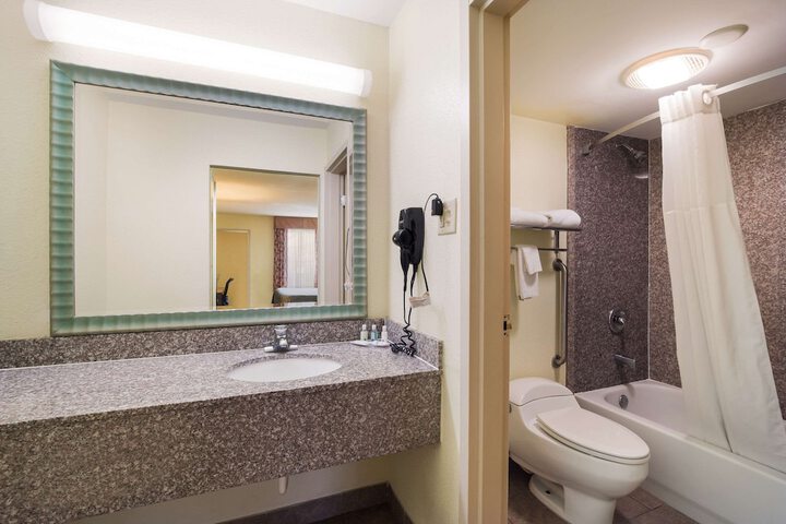 Quality Inn & Suites Conference Center Statesboro Historic District