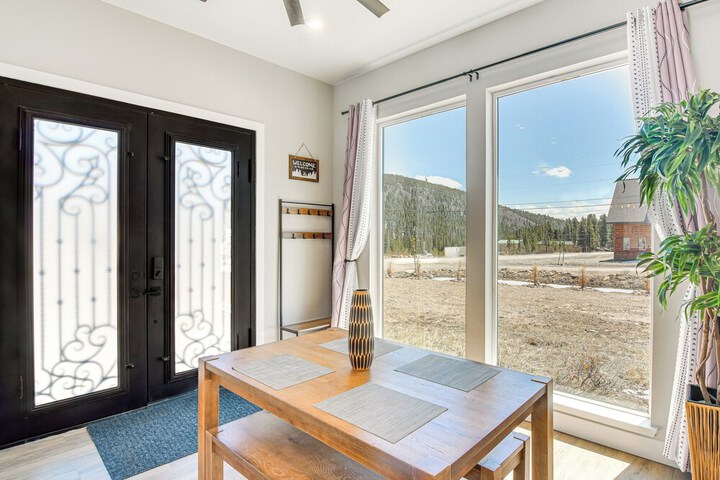 Romantic Mountain Retreat w / Scenic Views!