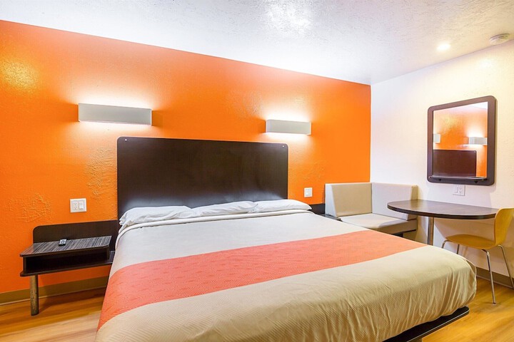 Motel 6 Madisonville TX