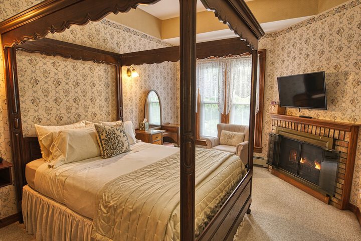 Rockwell Falls Inn and Wine Bar