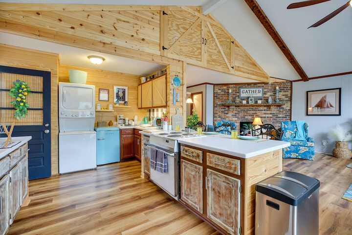 Oak Island Vacation Rental w / Decks Walk to Beach