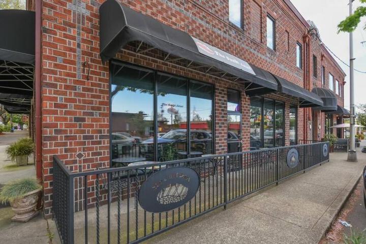 Large eclectic 1 BR above restaurant 15min to PDX