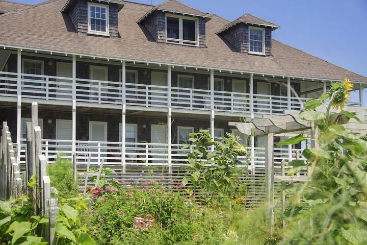 Hotel Exterior 70 of 76