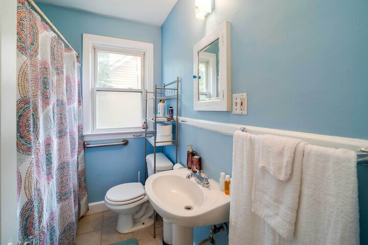 Ferndale Apartment w / Yard - Near the Detroit Zoo!