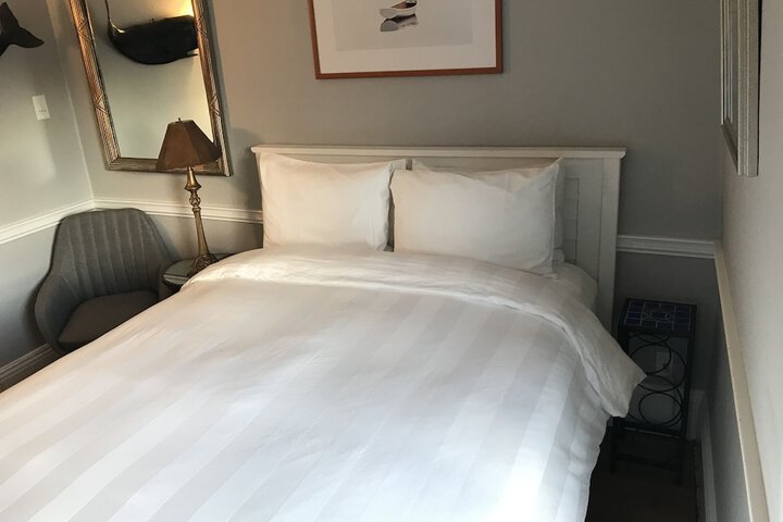 Room 32 of 65